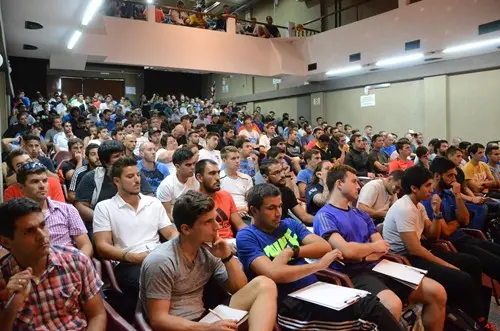Estudiantes y profesionales participando en una jornada académica y de formación en el Nivel Superior del Colegio Estrada.