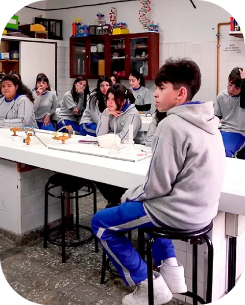 Estudiantes del Nivel Secundario del Colegio Estrada participando en una clase de ciencias y aprendizaje experimental en laboratorio.