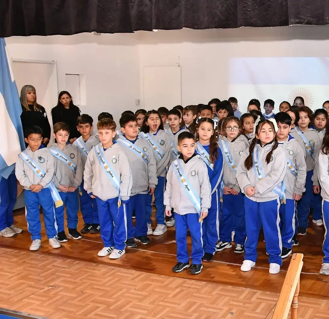 Alumnos del Nivel Primario del Colegio Estrada participando en un acto escolar y conmemoración patriótica junto a la comunidad educativa.