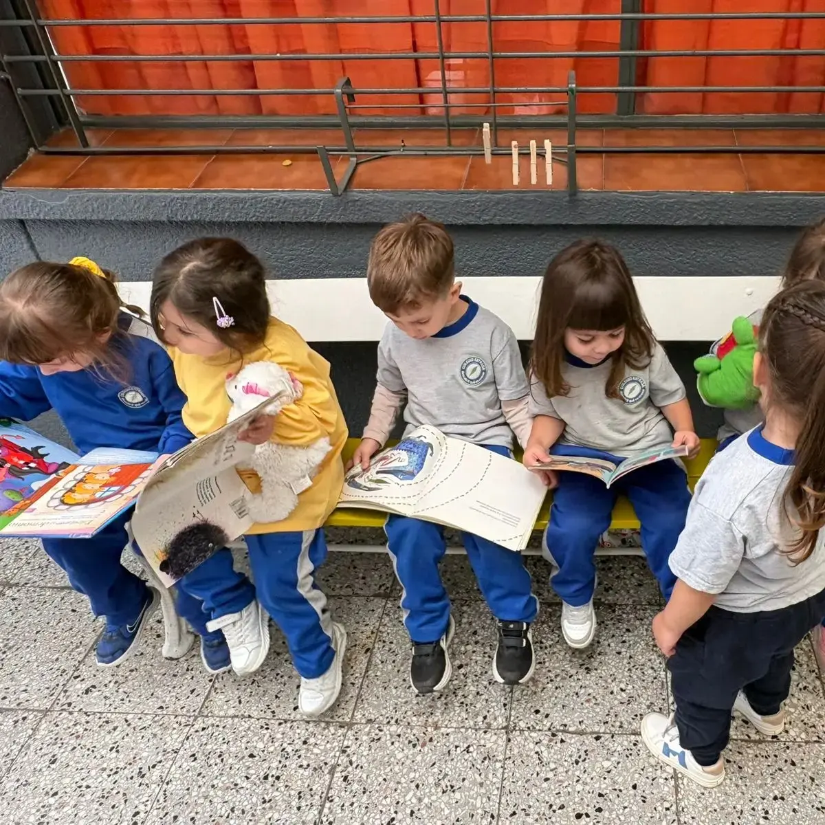 Alumnos del Nivel Inicial del Colegio Estrada compartiendo una actividad de lectura y exploración de libros en un espacio educativo.