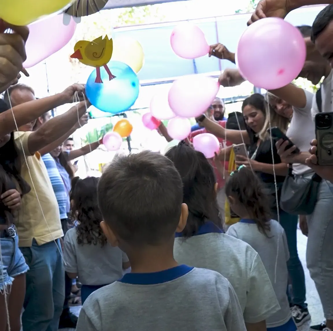 Alumnos del Nivel Inicial del Colegio Estrada participando en una jornada de bienvenida junto a sus familias al inicio de la actividad escolar.