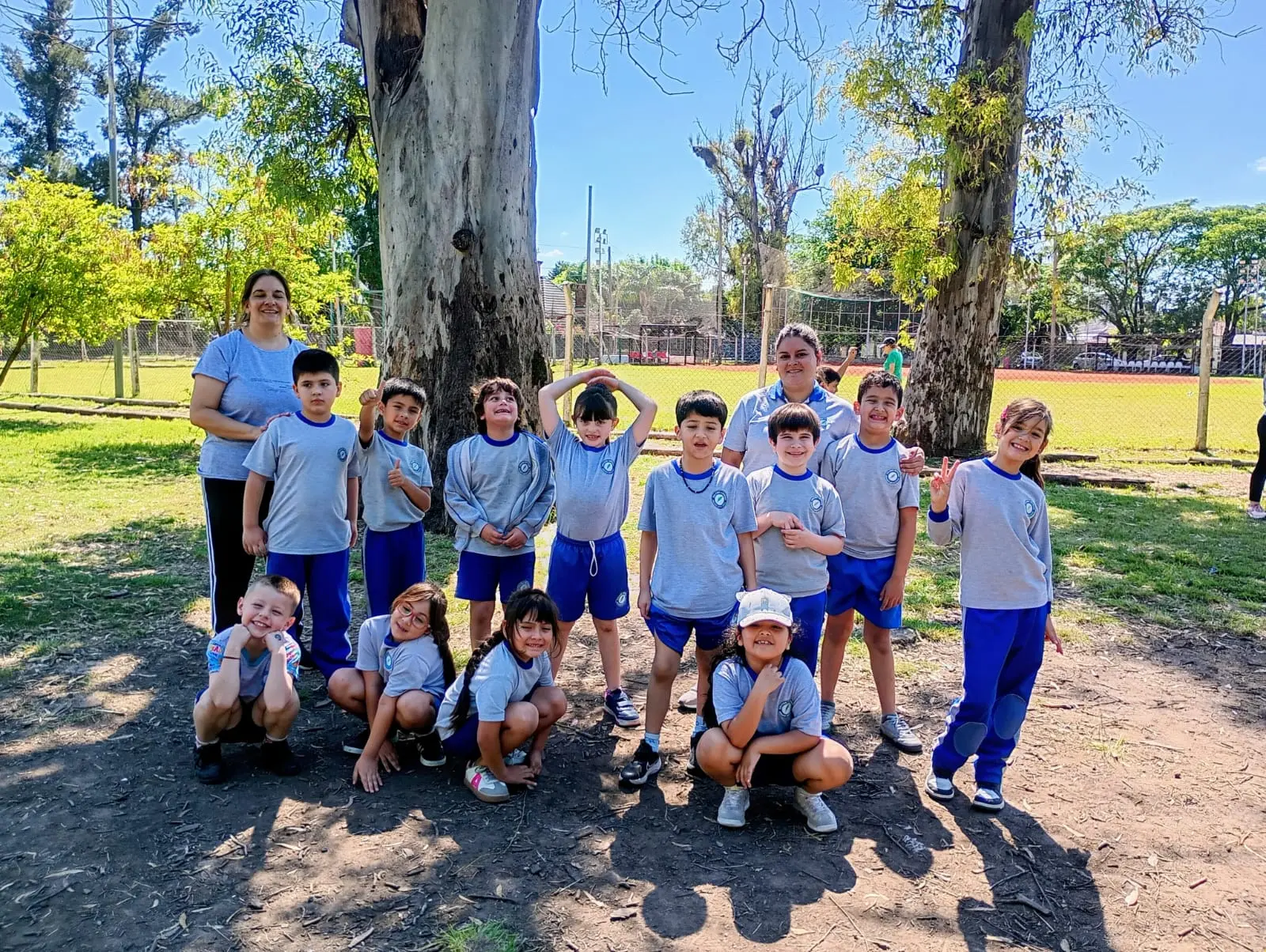 Alumnos del Nivel Primario del Colegio Estrada participando en una jornada educativa y recreativa al aire libre junto a sus docentes.