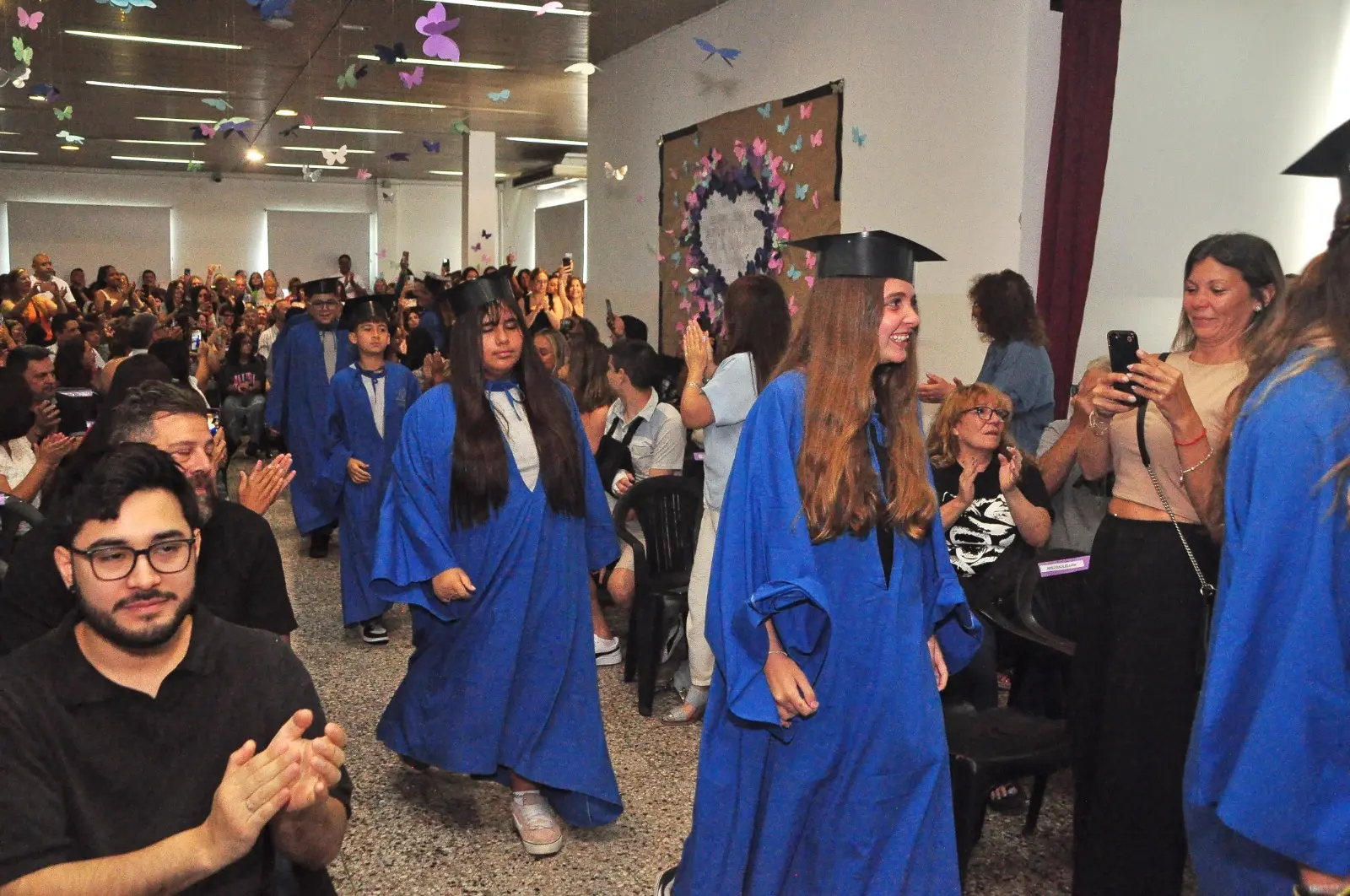Egresados del Nivel Superior del Colegio Estrada participando en su acto de colación junto a familias y docentes.