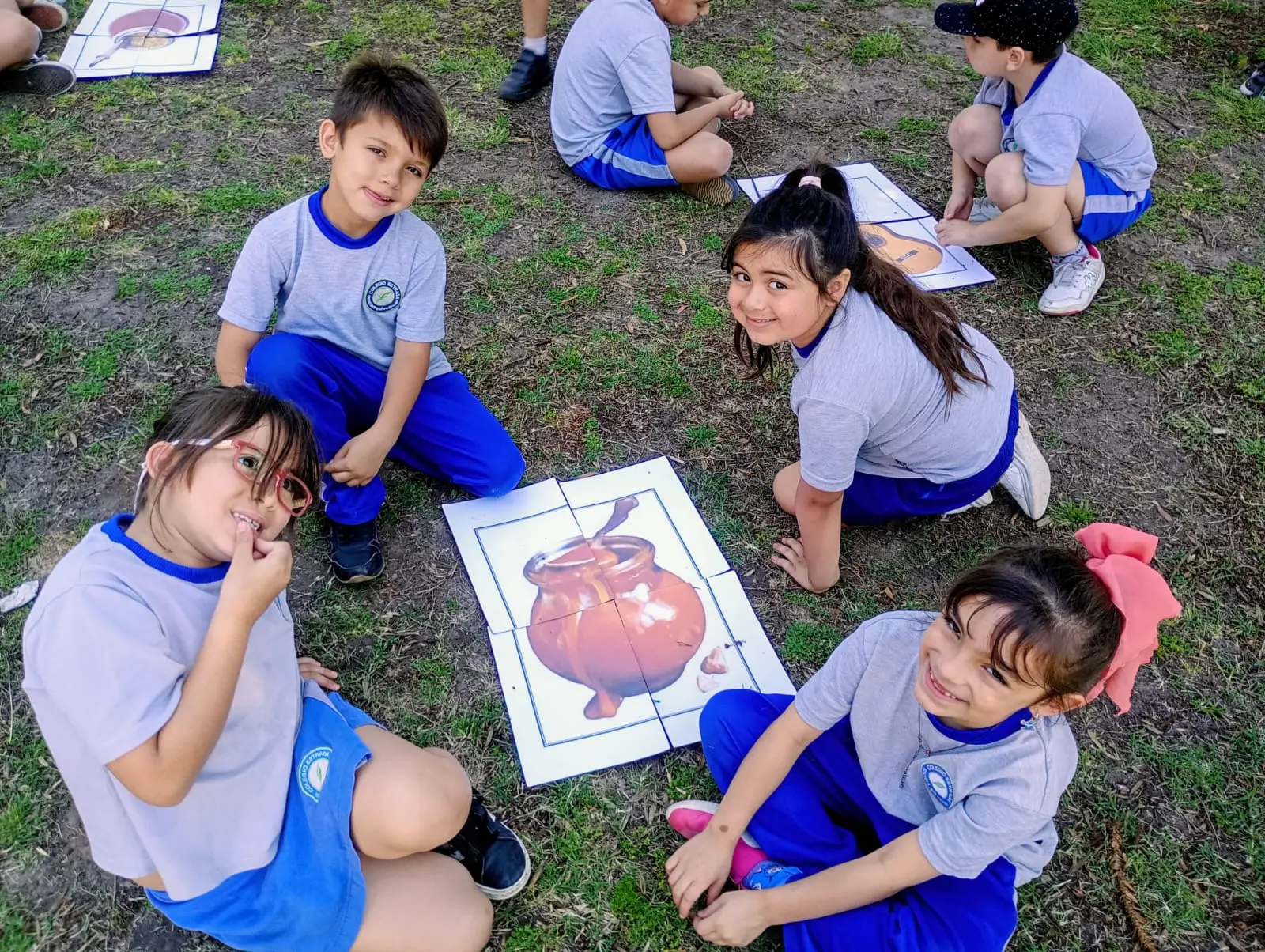 Alumnos del Nivel Primario del Colegio Estrada participando en una actividad de aprendizaje y observación al aire libre.