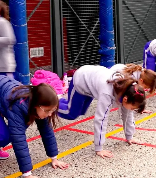 Alumnas del Nivel Primario del Colegio Estrada participando en una actividad de educación física y desarrollo de habilidades motrices.